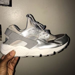 Nike Huarache silver